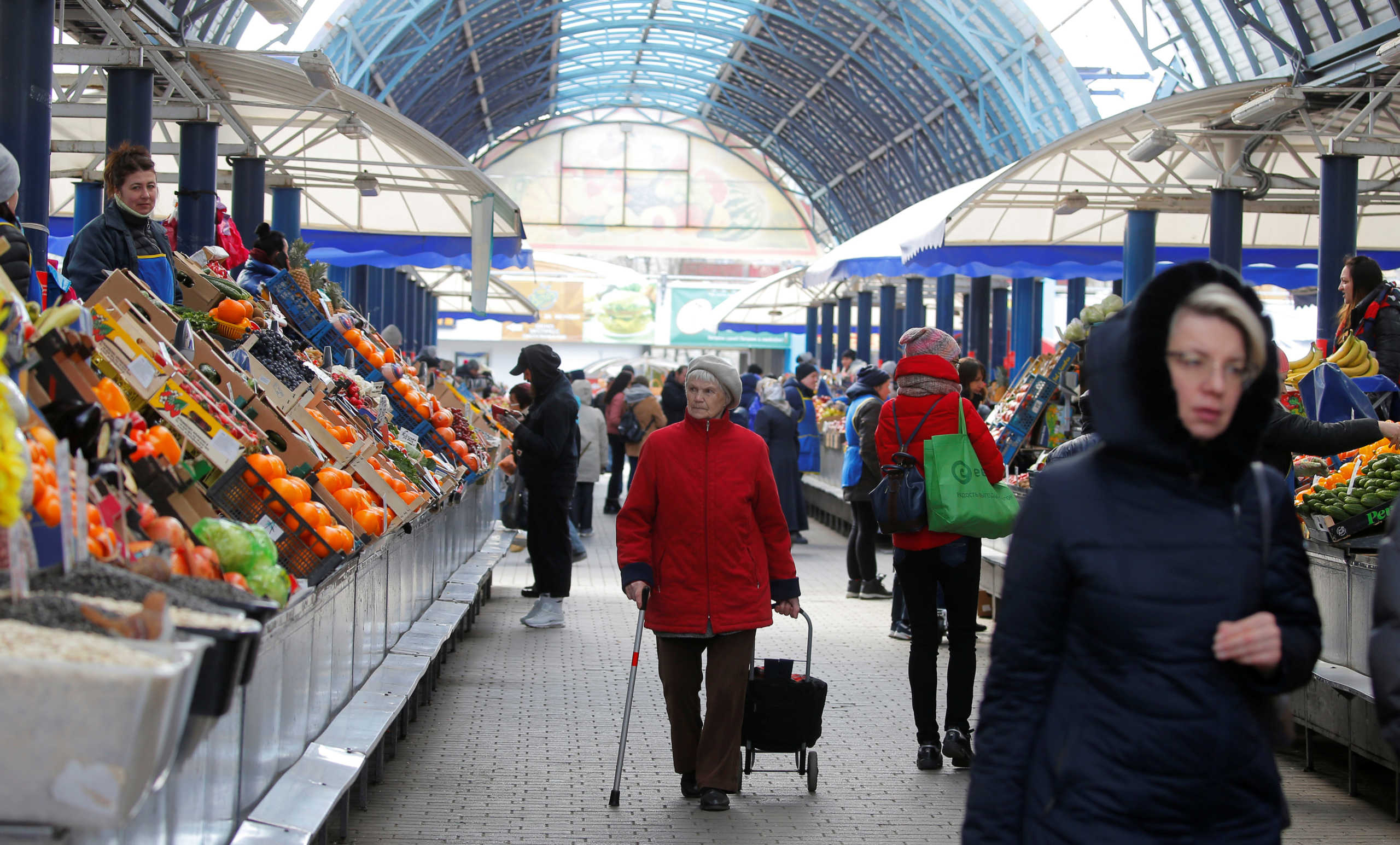 People shop at the largest food market "Komarovski" amid the coronavirus disease (COVID-19) outbreak in Minsk, Belarus, March 31, 2020. Photo taken March 31, 2020.  REUTERS