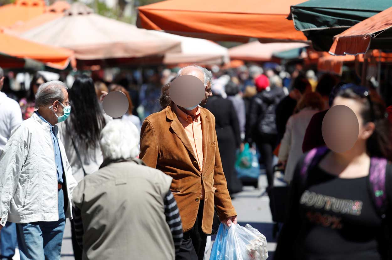 Τεράστιες ουρές στα σούπερ μάρκετ και συνωστισμός στις λαϊκές