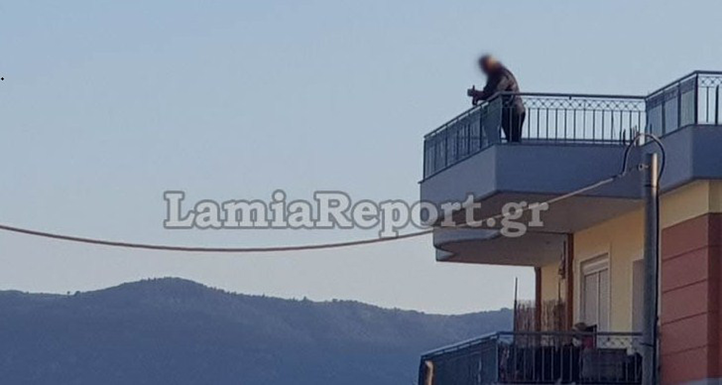 Λαμία: Ανέβηκε στην ταράτσα με το μαχαίρι και απειλούσε γείτονες και αστυνομικούς