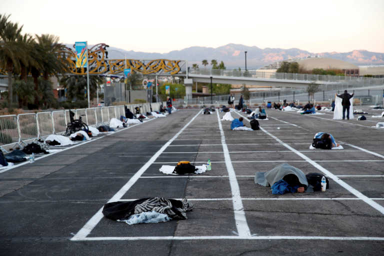 Εικόνα γροθιά στο στομάχι: Άστεγοι κοιμούνται με απόσταση 2 μέτρων σε ανοικτό πάρκινγκ στο Λας Βέγκας