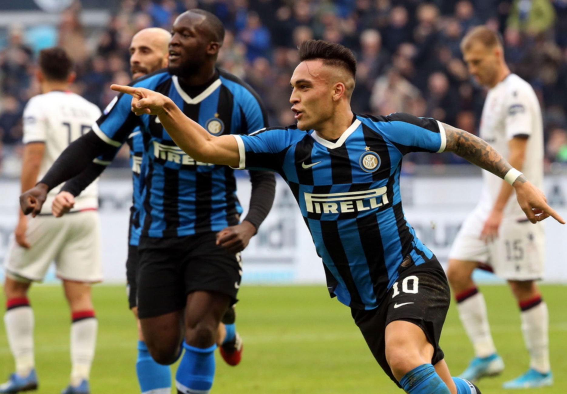epa08166376 Inter Milan's Lautaro Martinez (C) celebrates after scoring during the Italian Serie A soccer match between Inter Milan and Cagliari at the Giuseppe Meazza stadium in Milan, Italy, 26 January 2020.  EPA