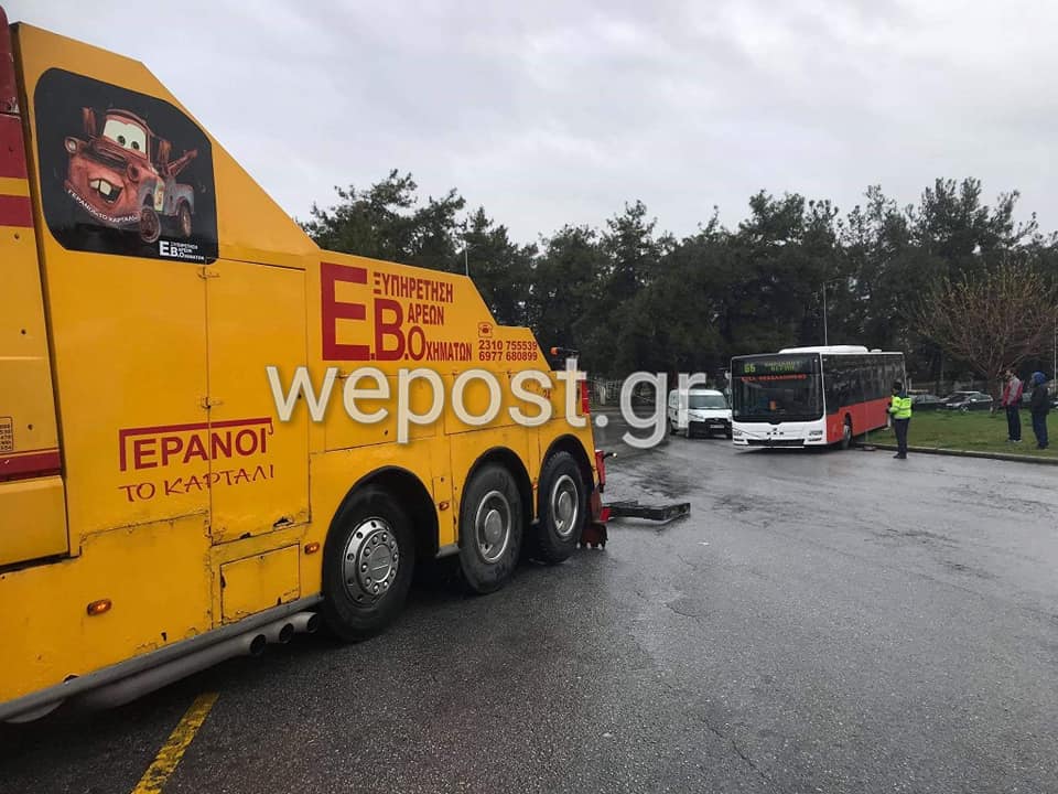 Θεσσαλονίκη: Λεωφορείο “έφυγε” στο γρασίδι! Ξέχασαν να βάλουν το χειρόφρενο (Φωτό)