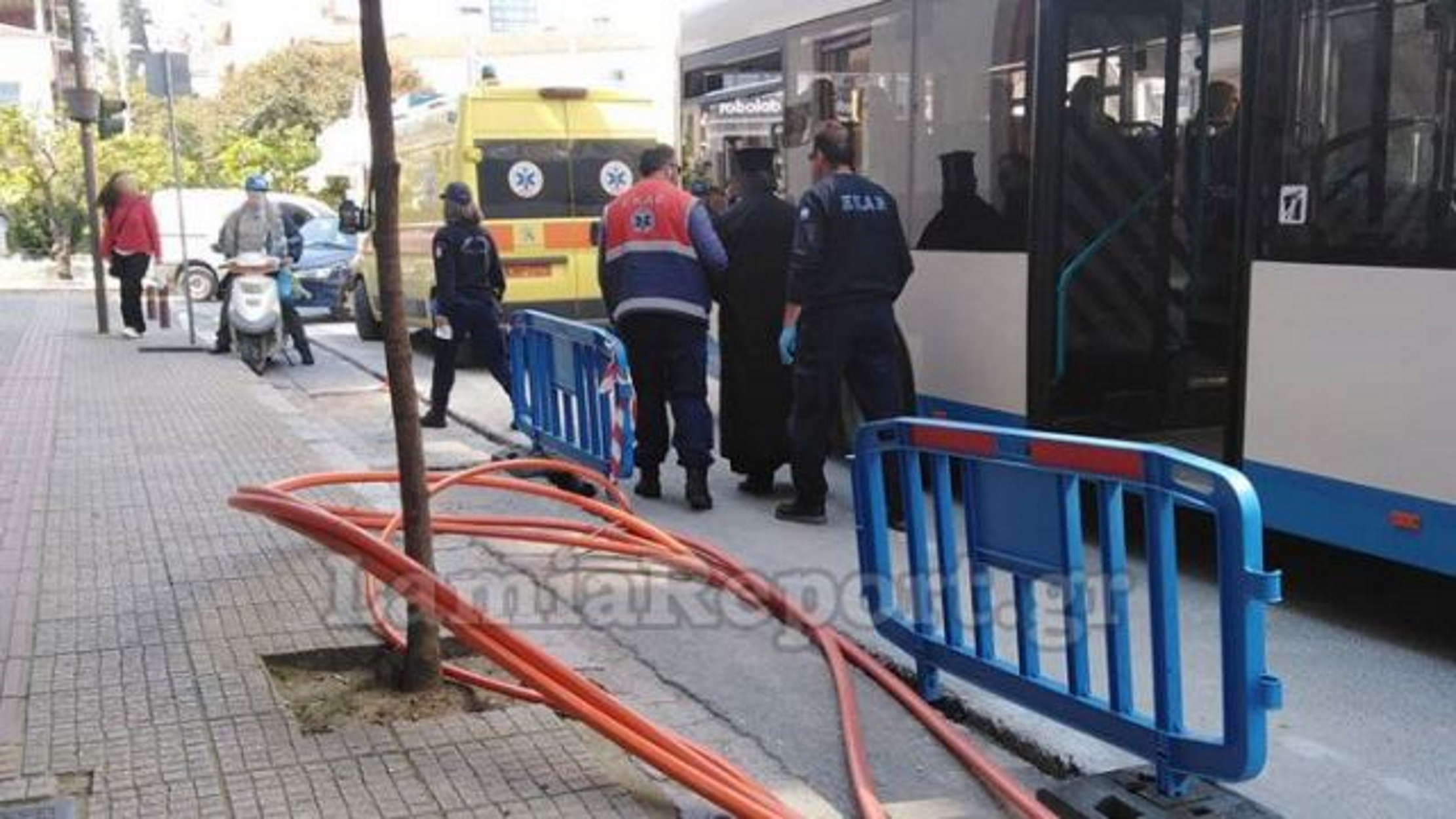 Εικόνες σοκ σε αστικό λεωφορείο: Ιερέας λιποθύμησε και χρειάστηκε ασθενοφόρο