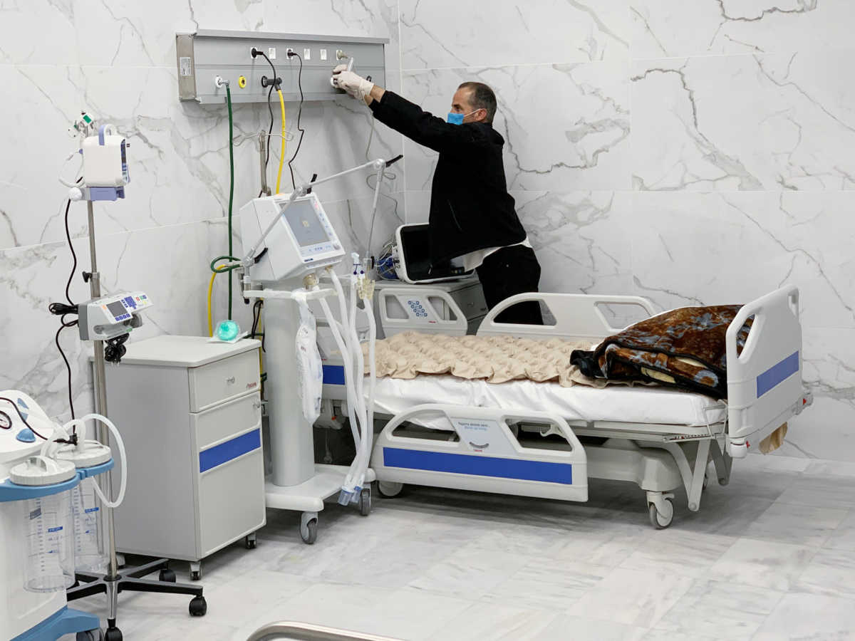 A doctor wearing a face mask adjusts oxygen devices at a newly opened quarantine centre, following the outbreak of coronavirus disease (COVID-19), in Misrata, Libya March 30, 2020. Picture taken March 30, 2020. REUTERS