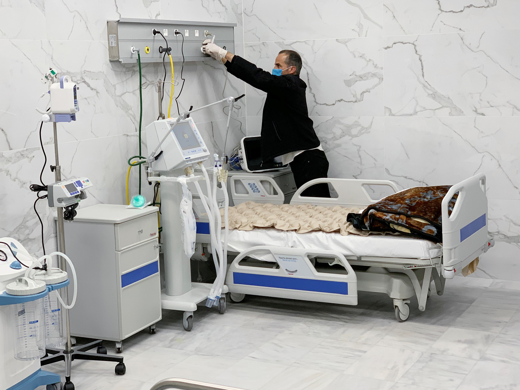 A doctor wearing a face mask adjusts oxygen devices at a newly opened quarantine centre, following the outbreak of coronavirus disease (COVID-19), in Misrata, Libya March 30, 2020. Picture taken March 30, 2020. REUTERS