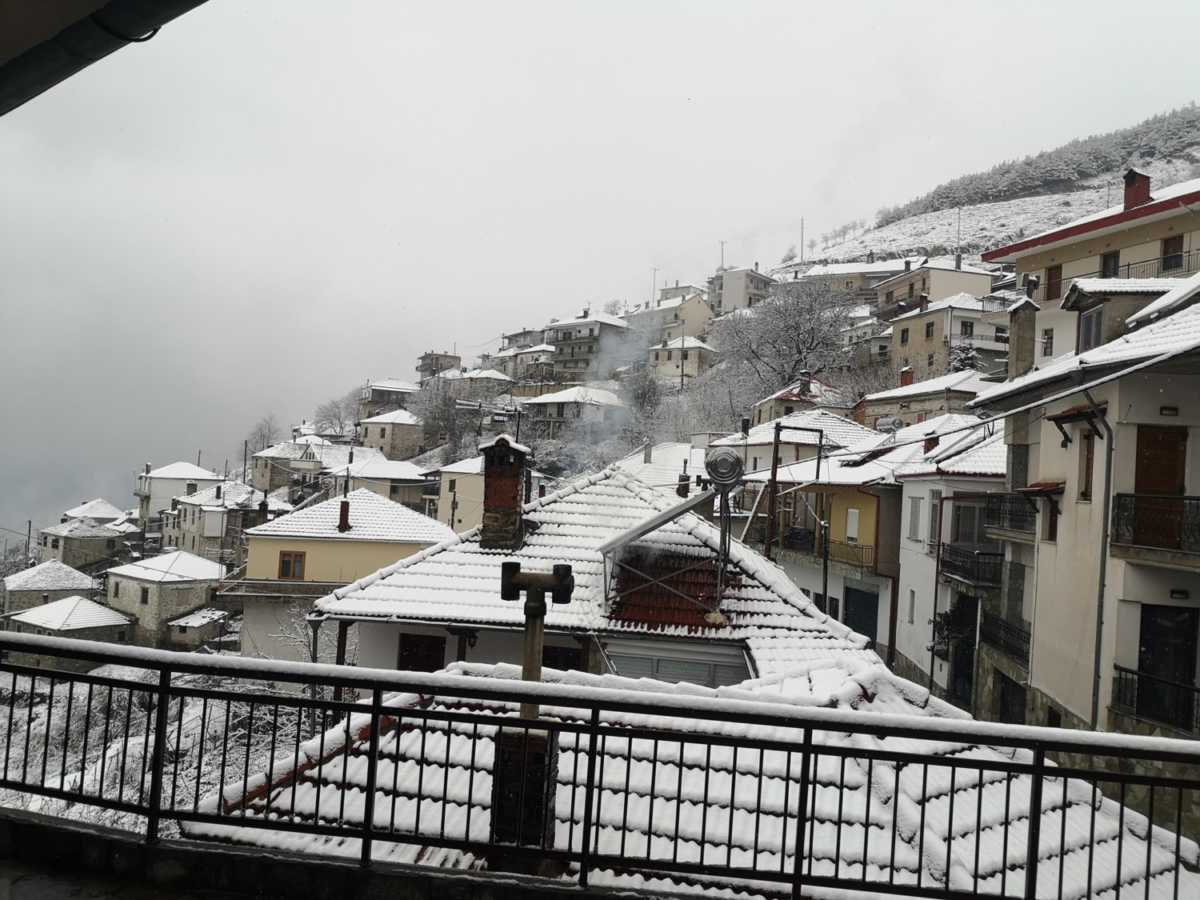 Η μισή ορεινή Ελλάδα ξύπνησε στα λευκά! Με χιόνια μας αποχαιρετά ο Απρίλιος (pics, vid)