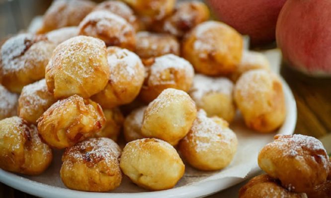 Ο Δημήτρης Σκαρμούτσος έφτιαξε τα πιο νόστιμα σαρακοστιανά λουκουμαδάκια μήλου