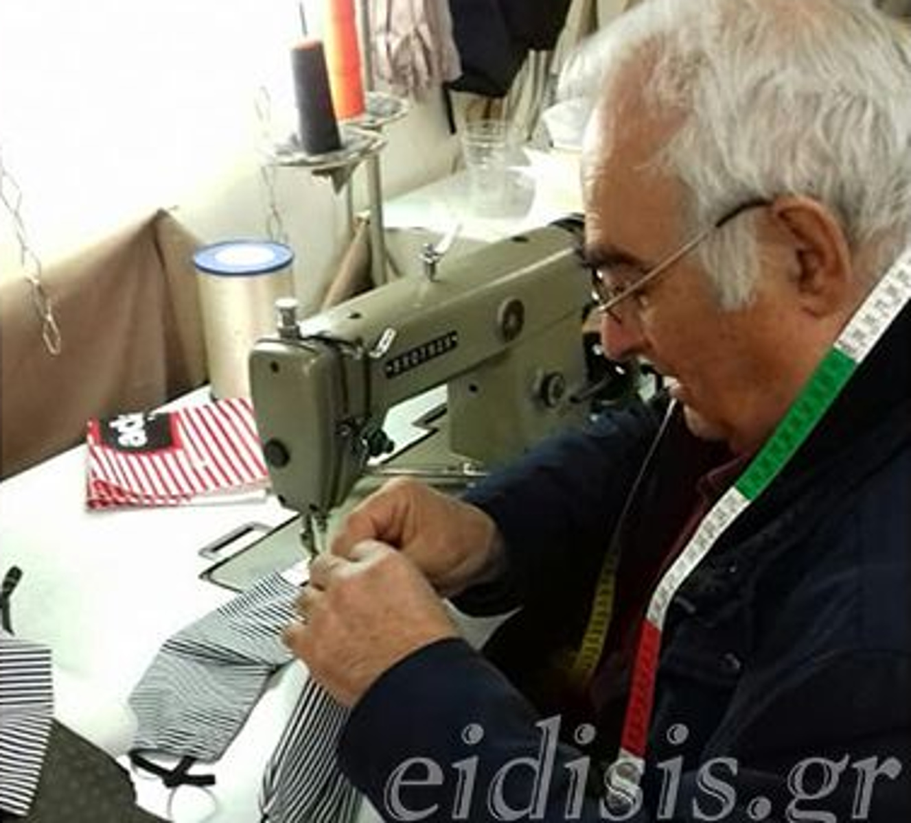 Θεσσαλονίκη: Άνοιξε την βιοτεχνία του και φτιάχνει μάσκες για νοσοκομεία