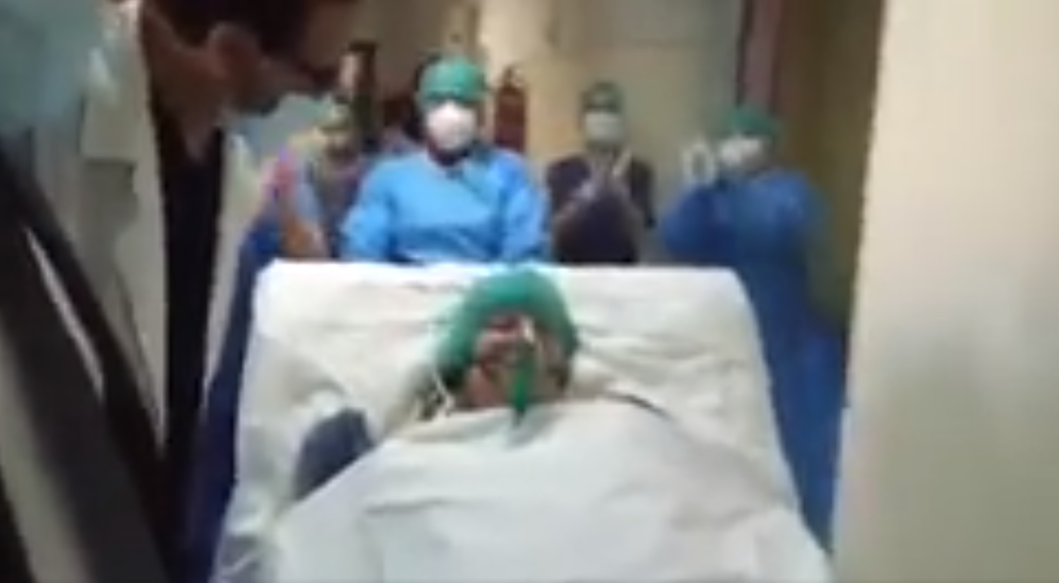 Στιγμές συγκίνησης στο Ηράκλειο: Με χειροκροτήματα η έξοδος ασθενούς με κορονοϊό από τη ΜΕΘ