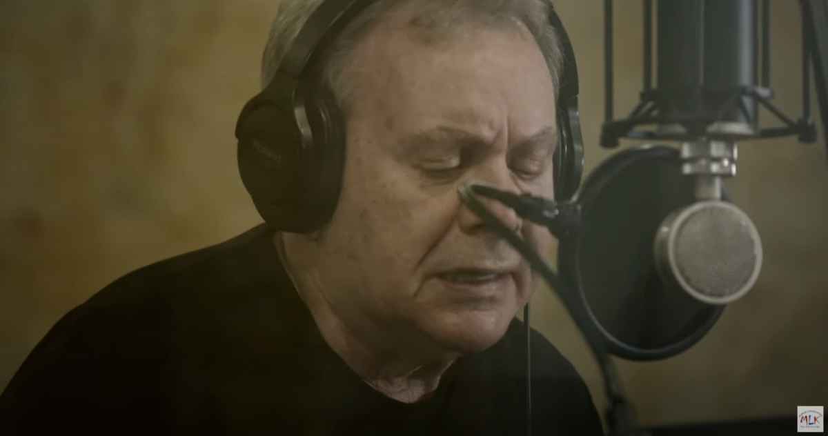 “Ονειρα Μικρά”: Ακούστε το νέο τραγούδι του Μανώλη Μητσιά που σαρώνει