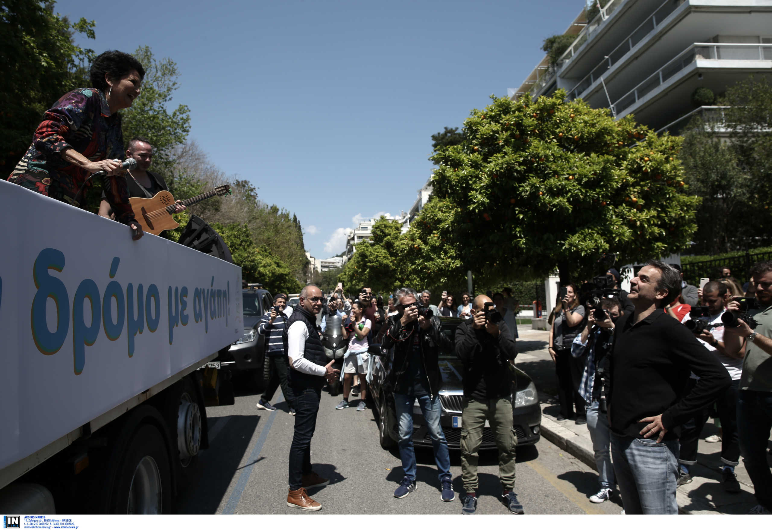 ΣΥΡΙΖΑ για την… συναυλία έξω από το Μαξίμου: Λίγος σεβασμός στις θυσίες των πολιτών δεν βλάπτει