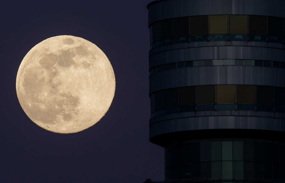 Ροζ πανσέληνος: Δείτε το μεγαλύτερο φεγγάρι του 2020 1