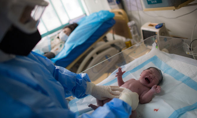 Τρίτο μωρό γεννήθηκε στον «Αττικόν» από μητέρα θετική στον κορονοϊό