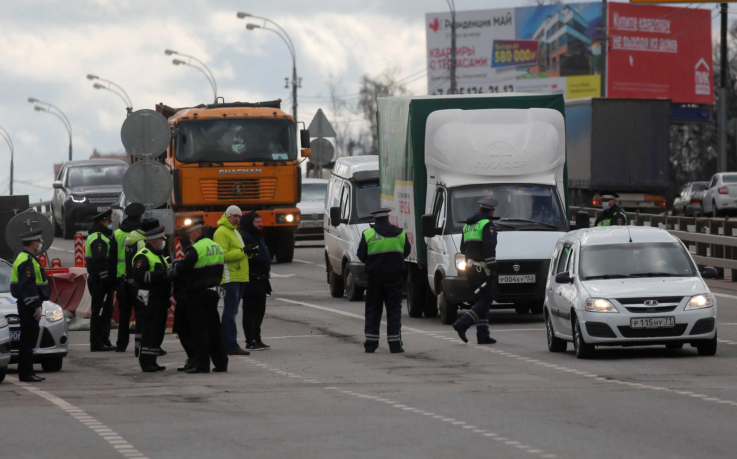 Traffic police officers work at a check point on the outskirts of Moscow, Russia April 15, 2020. Moscow authorities ordered a partial lockdown and introduced digital permits to control movement around the city amid the coronavirus disease (COVID-19) outbreak. REUTERS