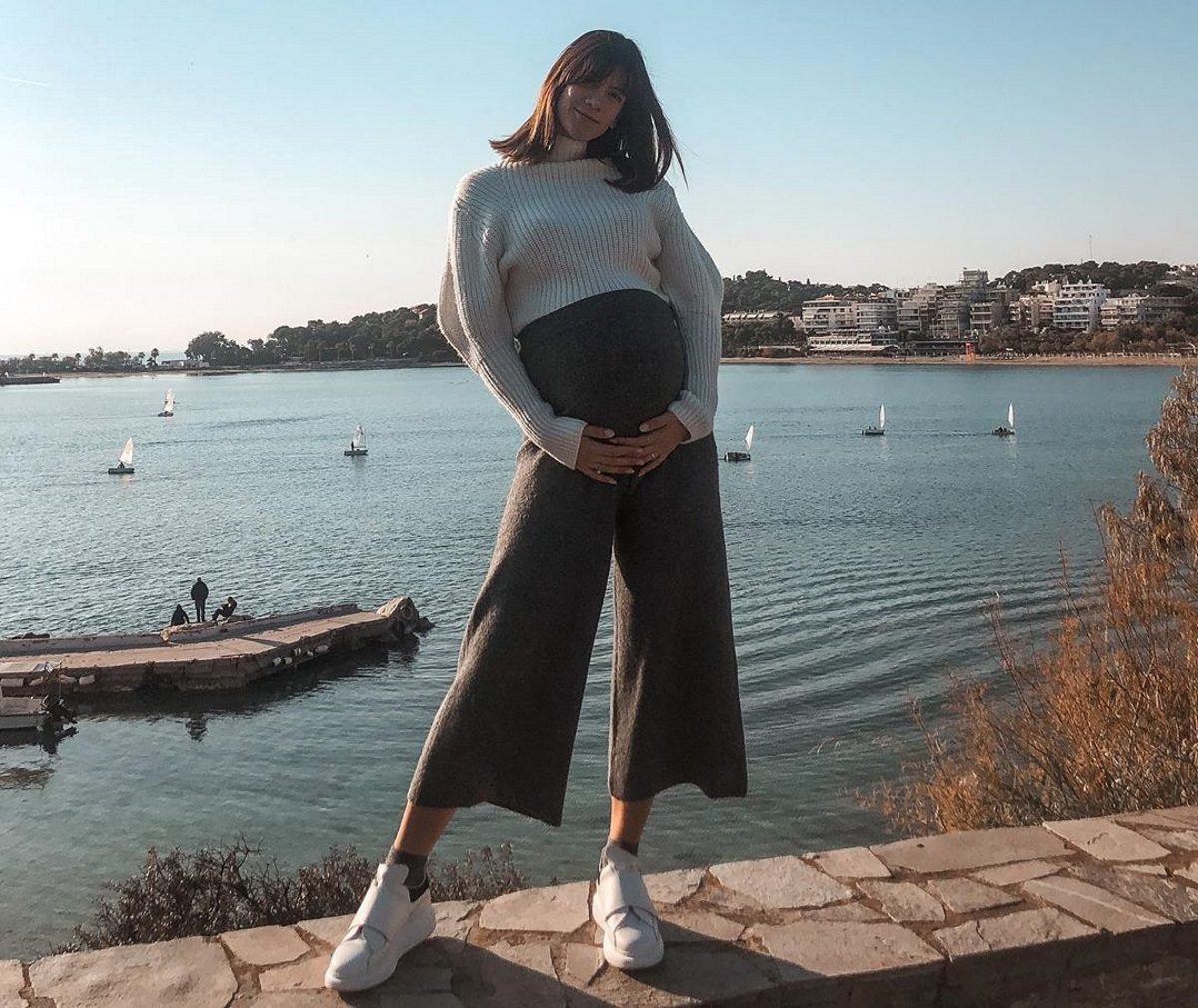 Νίκη Θωμοπούλου: Ποζάρει αγκαλιά με την κόρη της στο μπαλκόνι με άψογο στυλ!