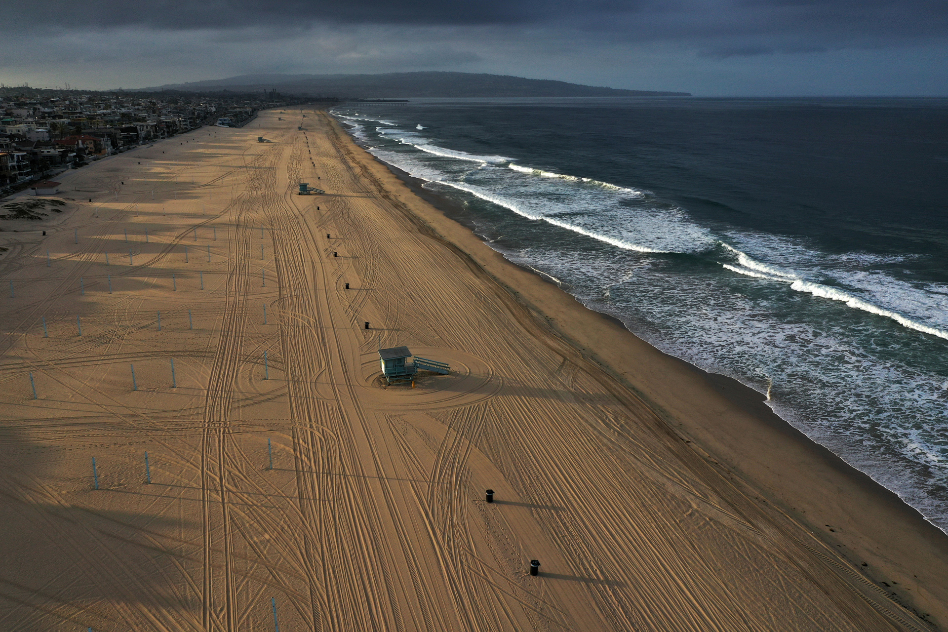 Beaches on the Pacific Ocean lie empty after Los Angeles issued a stay-at-home order and closed beaches and state parks, as the spread of the coronavirus disease (COVID-19) continues, in Manhattan Beach, California, U.S., April 2, 2020.  REUTERS