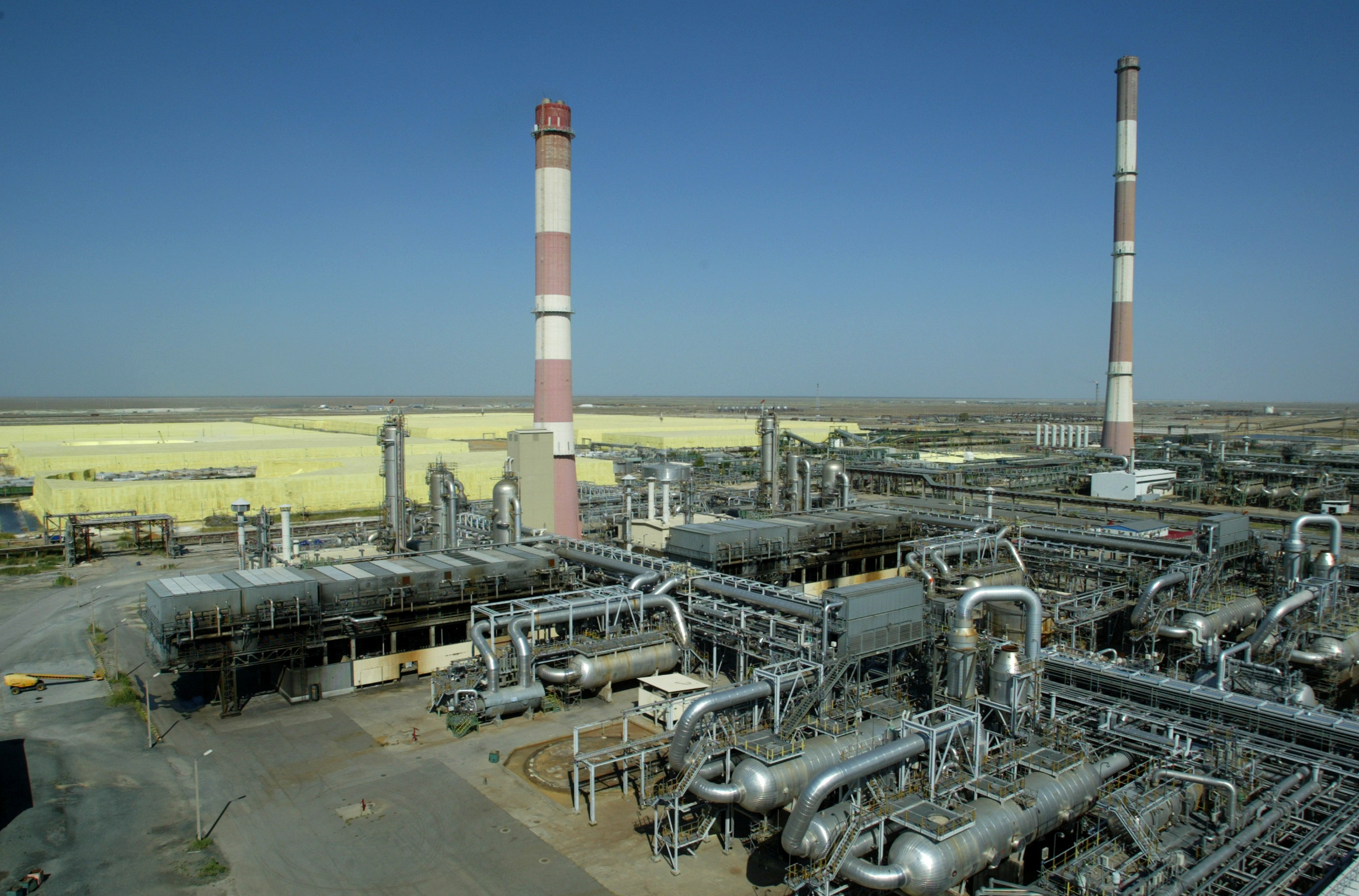 FILE PHOTO: Tengizchevroil oil and gas refinery in western Kazakhstan is seen in this August 24, 2004 photograph. REUTERS
