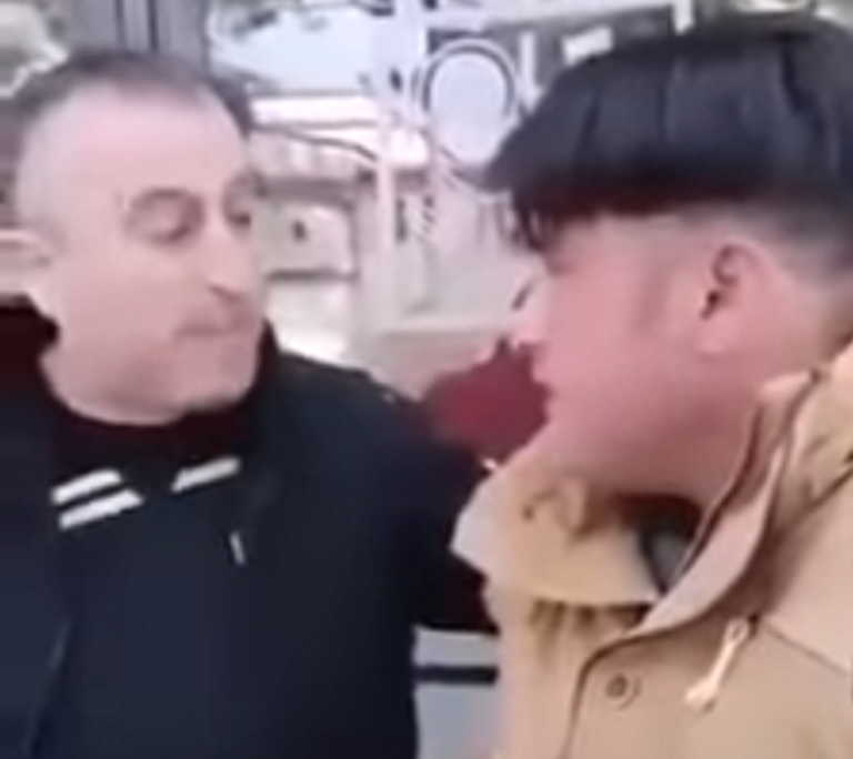 Παρέμβαση εισαγγελέα για το βίντεο με οπαδό του ΠΑΟΚ να αναγκάζει μετανάστη να κάνει το σταυρό του