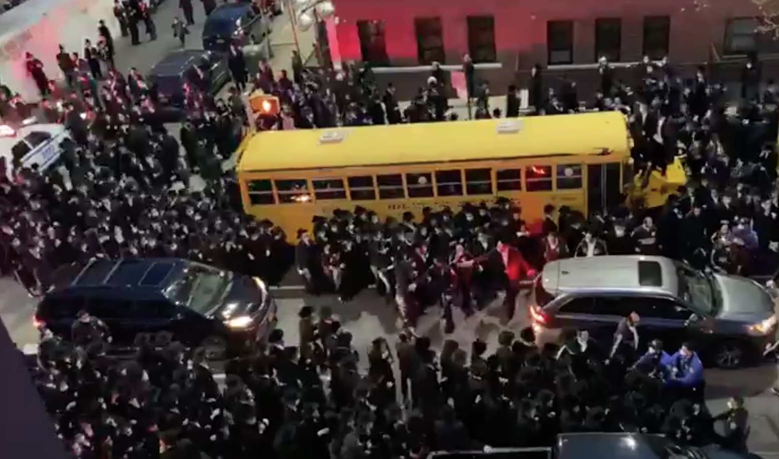 Κόλαση στη Νέα Υόρκη! Εκατοντάδες στους δρόμους για την κηδεία Ραβίνου! Οργή του δημάρχου (vid)