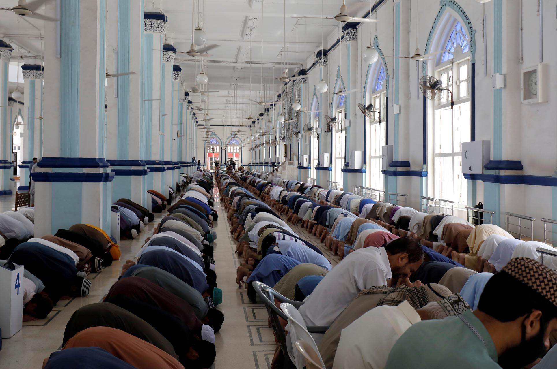 FILE PHOTO: Muslims attend Friday prayer despite lockdown after Pakistan shut all markets, public places and discouraged large gatherings amid an outbreak of coronavirus disease (COVID-19), in Karachi, Pakistan March 27, 2020. REUTERS