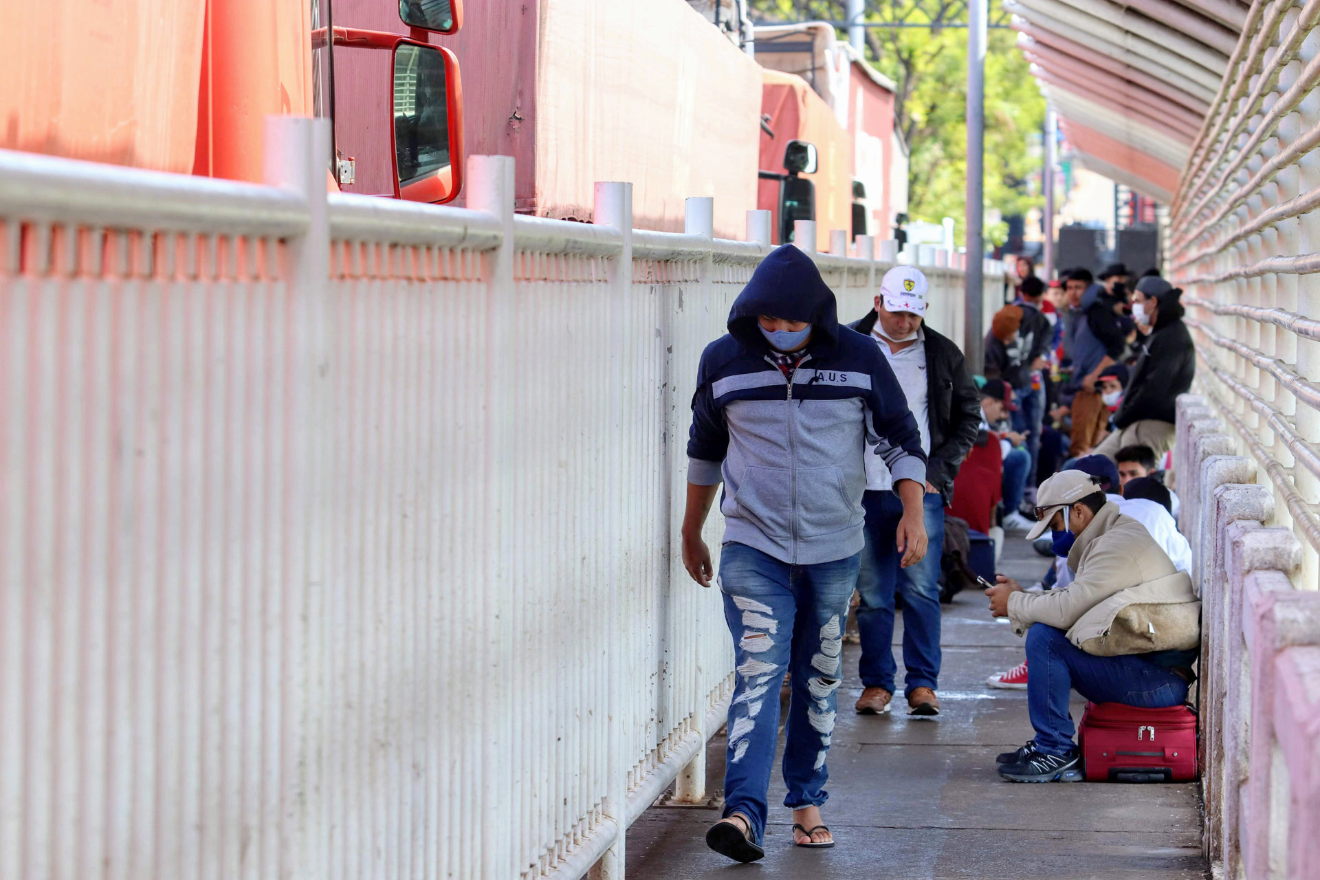 Paraguayan citizens wait at the Friendship Bridge on the border between Brazil and Paraguay, during the outbreak of coronavirus disease (COVID-19) in Foz do Iguacu, Parana state, Brazil, April 13, 2020. REUTERS