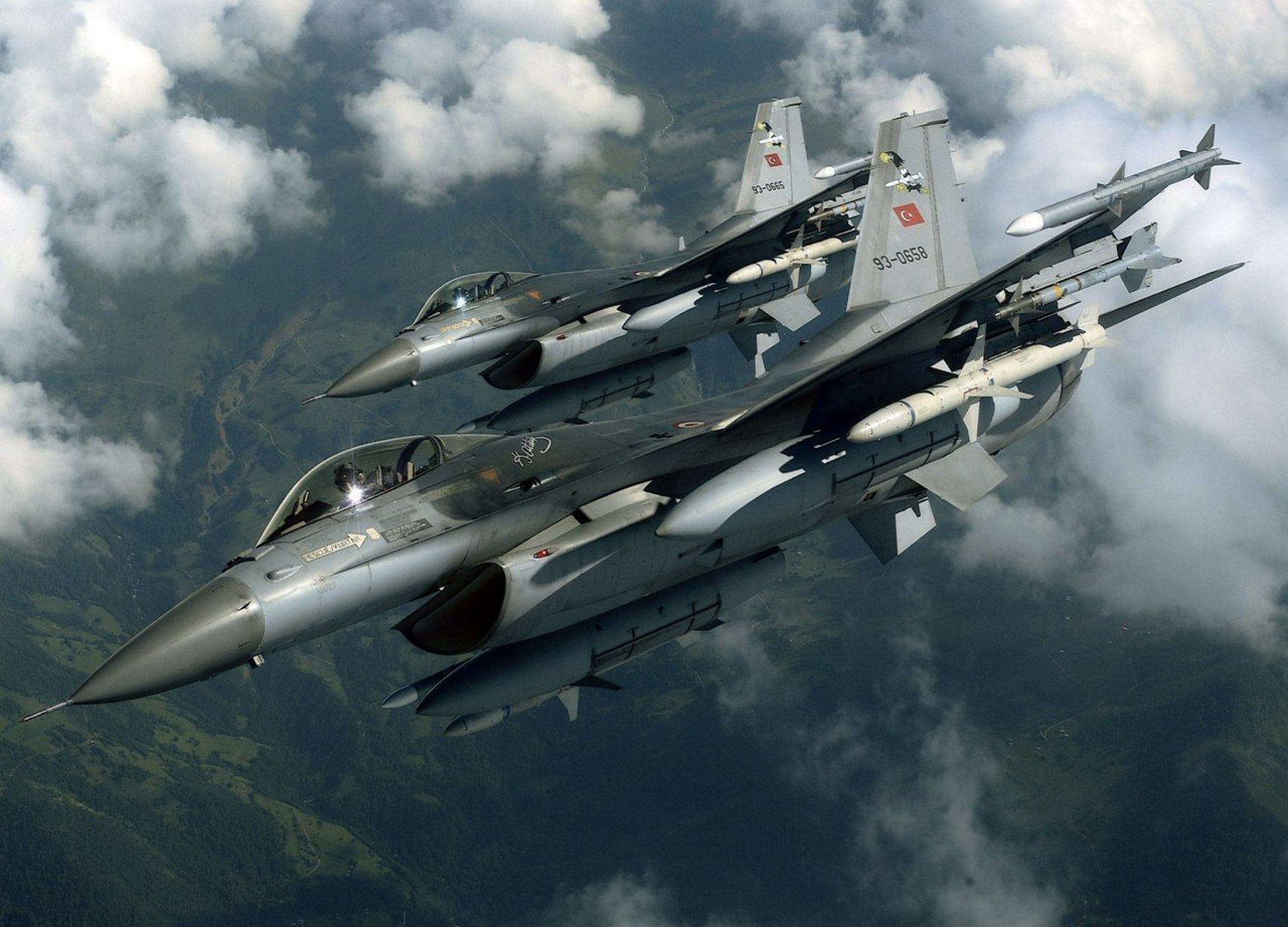 Νέες υπερπτήσεις τουρκικών F-16 πάνω από Παναγιά και Οινούσσες – Μπαράζ παραβιάσεων στο Αιγαίο