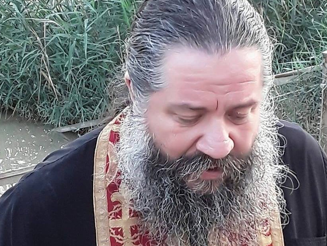 Ιερέας στο Κουκάκι: «Η Θεία Κοινωνία δεν απαγορεύεται» - «Άφες ...
