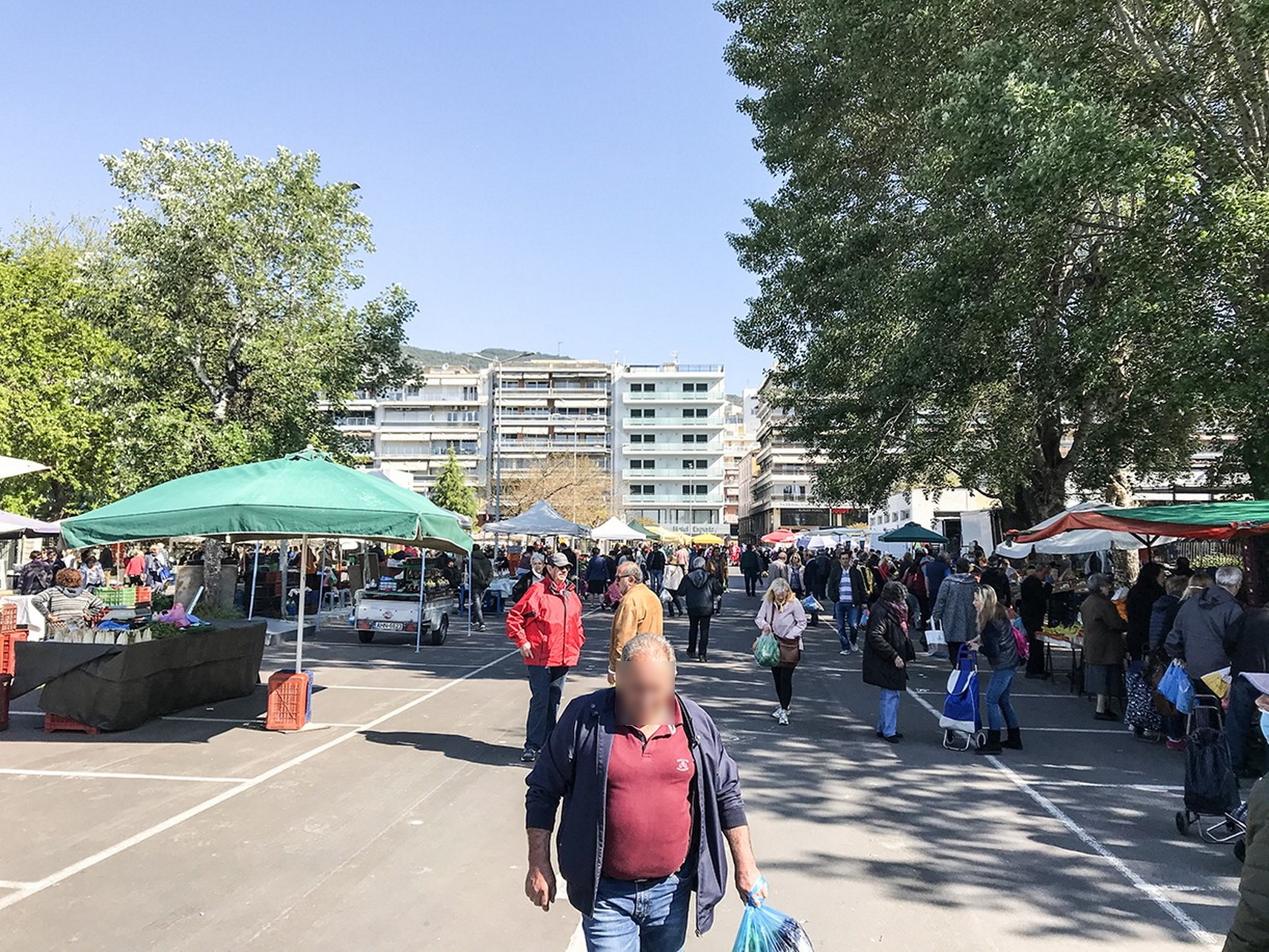 Καβάλα: Παζάρι με κορονοϊό – Ερυθρός Σταυρός, αστυνομία και τηλεβόας (pics, video)