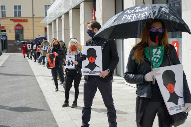 Πολωνία: Διαδήλωση κατά της απαγόρευσης των αμβλώσεων, εν μέσω της πανδημίας του κορονοϊού