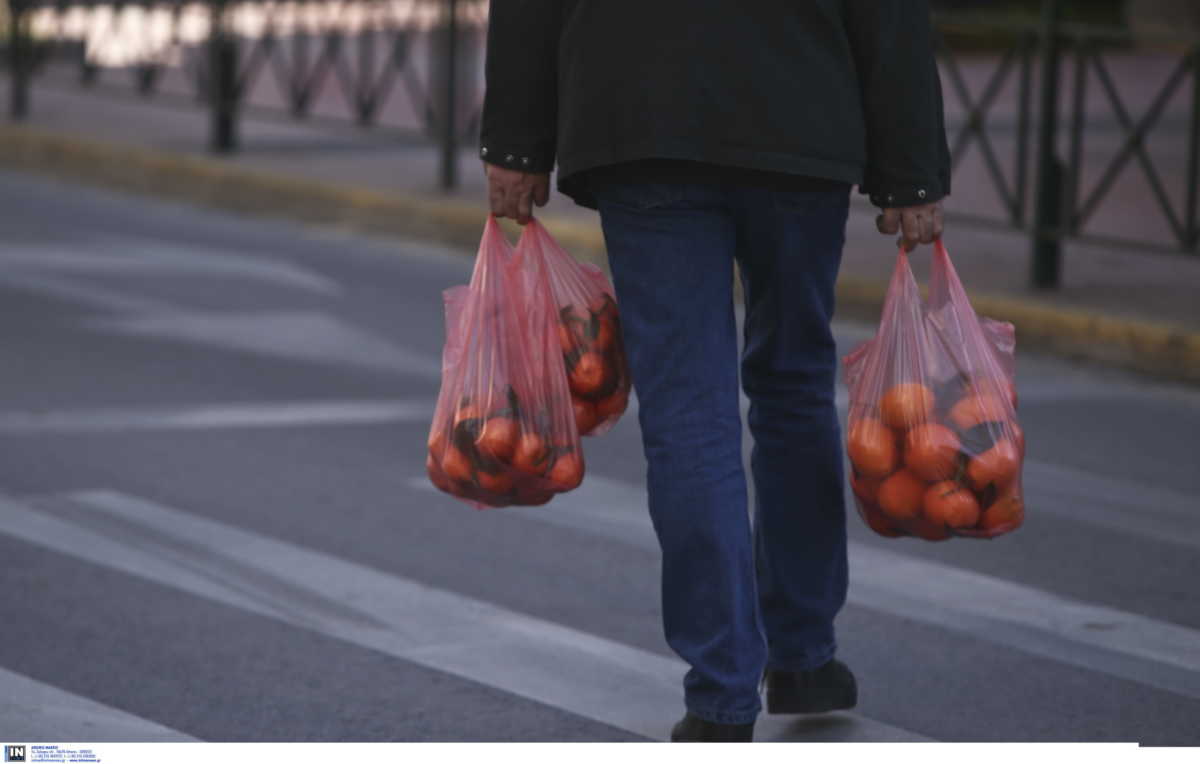 Αγοράζουν πορτοκάλια σαν “τρελοί” για να προλάβουν τον κορονοϊό