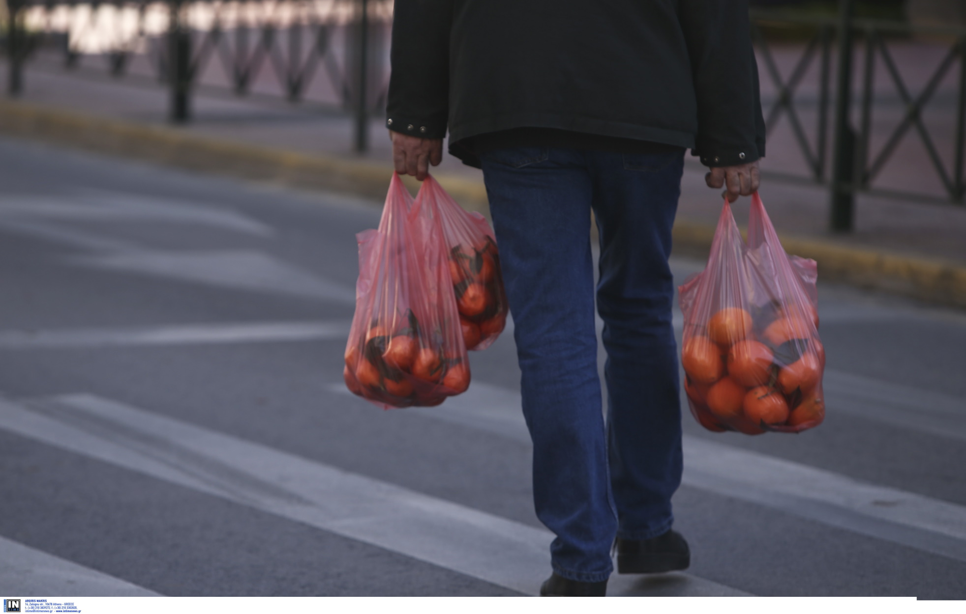 Αγοράζουν πορτοκάλια σαν “τρελοί” για να προλάβουν τον κορονοϊό