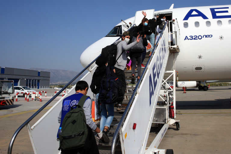 Αποχαιρέτησαν την Ελλάδα 12 ασυνόδευτα προσφυγόπουλα – Πέταξαν για Λουξεμβούργο