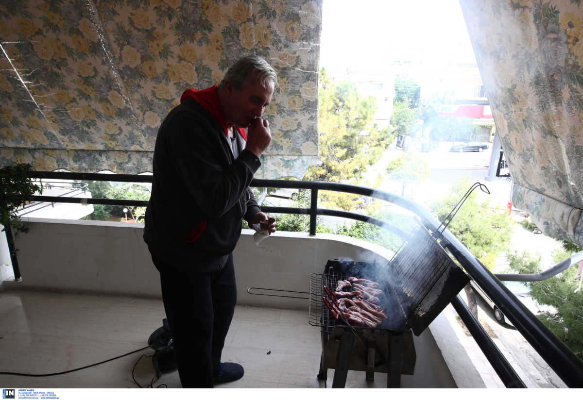 Πάσχα με κορονοϊό: Η χαρά της… τσίκνας σε μπαλκόνια και ταράτσες (pics)