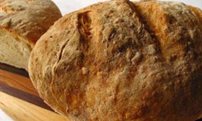 Φτιάξτε αφράτο αγιορείτικο ψωμί μόνο με τέσσερα υλικά!