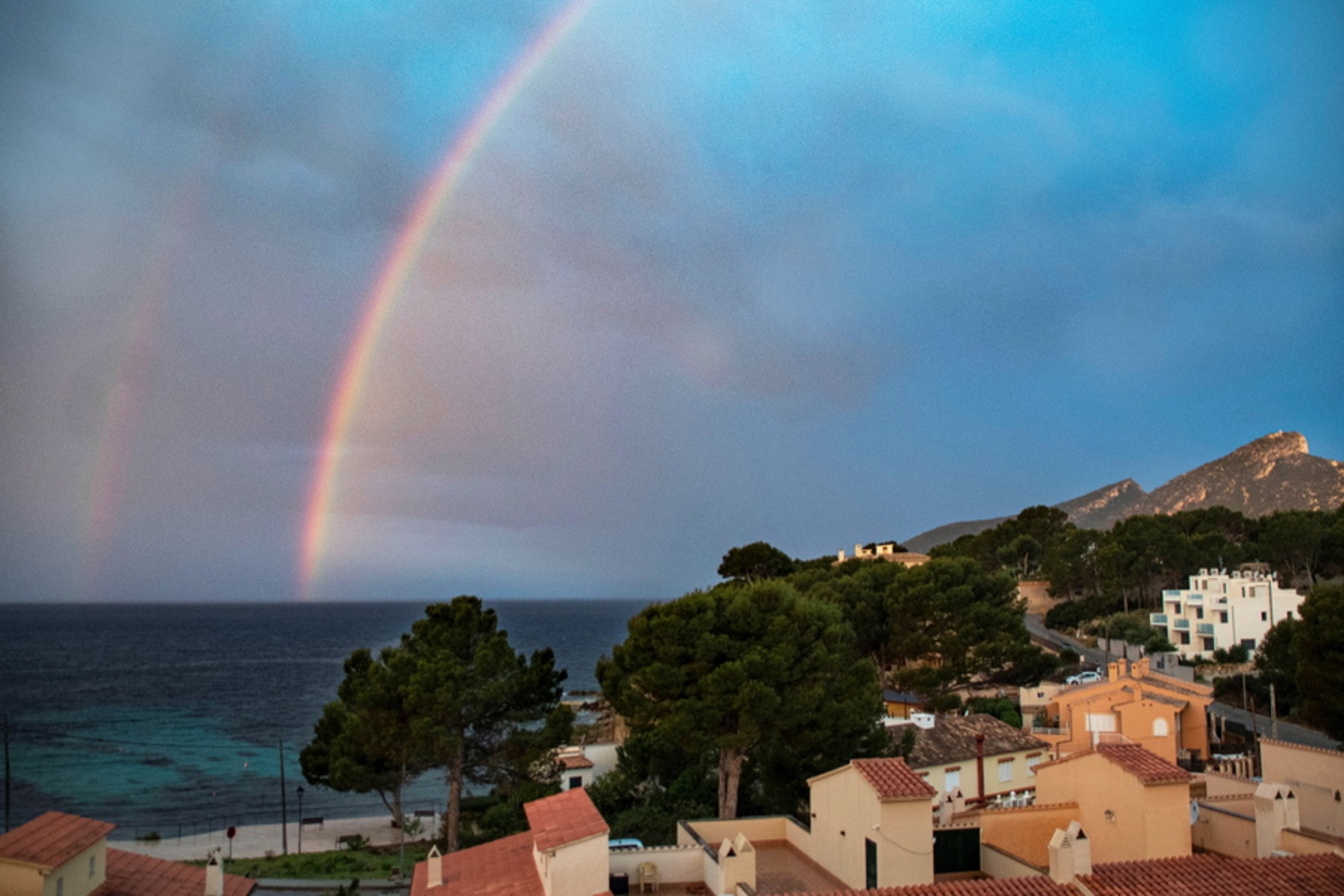 Fire rainbow: Ένα «οριζόντιο ουράνιο τόξο» που μαγεύει