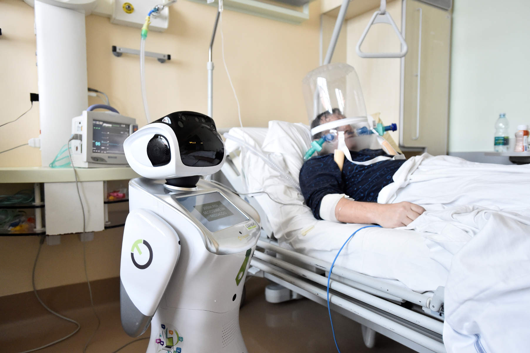 Κορονοϊός: Το ρομπότ-νοσηλευτής «Τόμι» στο πλευρό των ασθενών στην Ιταλία