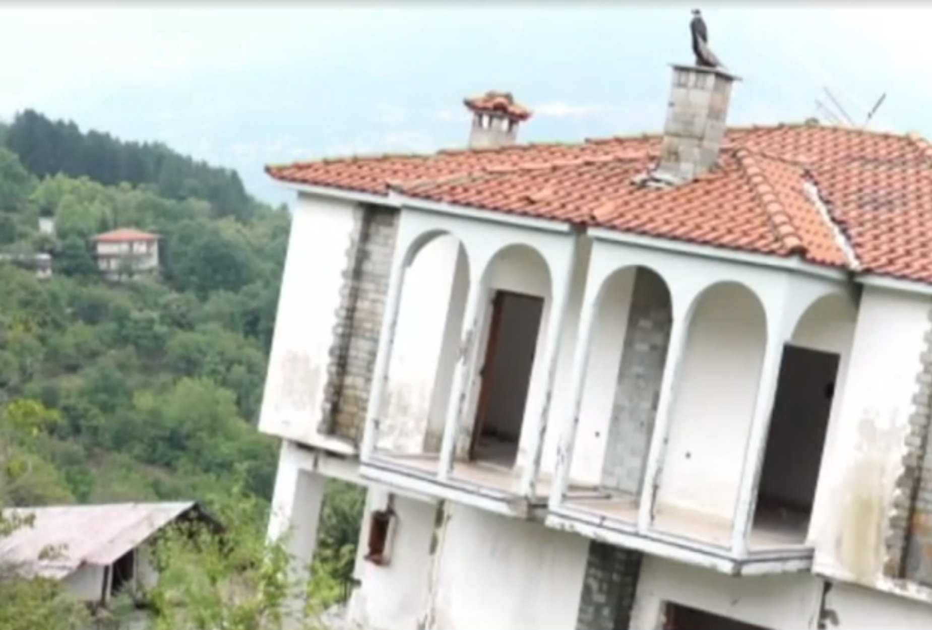 Ροπωτό Τρικάλων: Αυτό είναι το χωριό- φάντασμα που “καταπίνει” η Γη