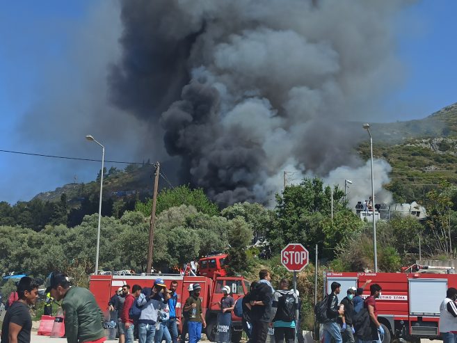 Σάμος: Φωτιές και ξύλο στον καταυλισμό προσφύγων! Χάος με αλλεπάλληλα επεισόδια