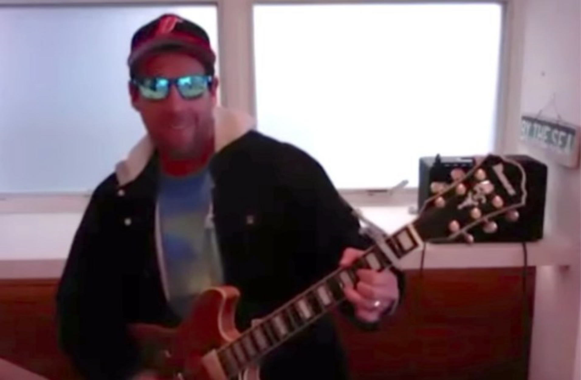 Ακούστε το “τραγούδι της καραντίνας” του Άνταμ Σάντλερ που έχει γίνει viral – video