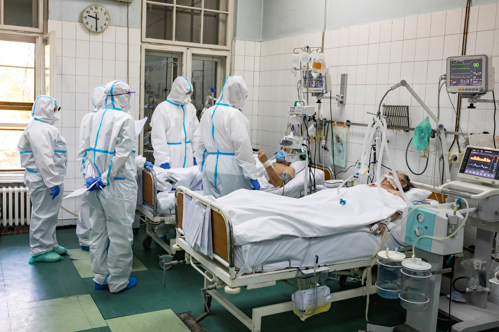 Medical workers treat a patient suffering from the coronavirus disease (COVID-19) inside the Intensive Care Unit at the Hospital for Infectious and Tropical Diseases of the Clinical Center of Serbia in Belgrade, Serbia, April 24, 2020. REUTERS