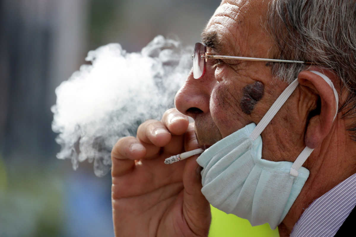 Επιστήμονες προειδοποιούν: Αυξημένο κίνδυνο οι καπνιστές από τον κορονοϊό