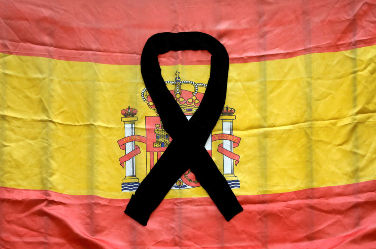 A Spanish flag with a black ribbon hangs from a balcony during lockdown, amid the coronavirus disease (COVID-19) outbreak, in Ronda, southern Spain, April 28, 2020. REUTERS