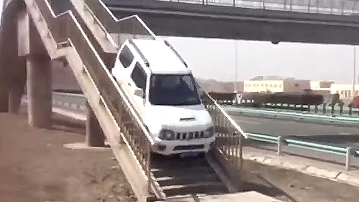 Suzuki Jimny σκαρφάλωσε σε… πεζογέφυρα για να κάνει αναστροφή [vid]
