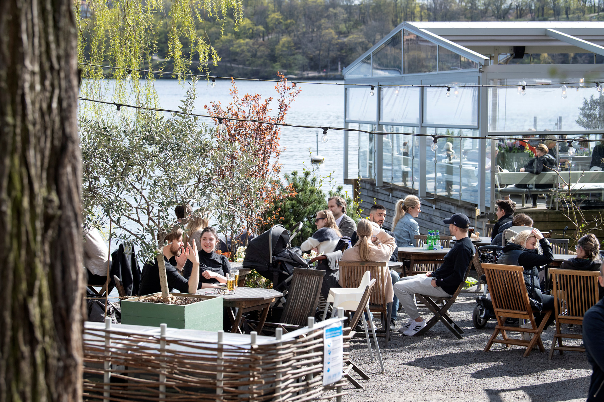 People enjoy the spring weather at an outdoor restaurant amid the outbreak of the coronavirus disease (COVID-19), in Stockholm, Sweden April 26, 2020. Jessica Gow