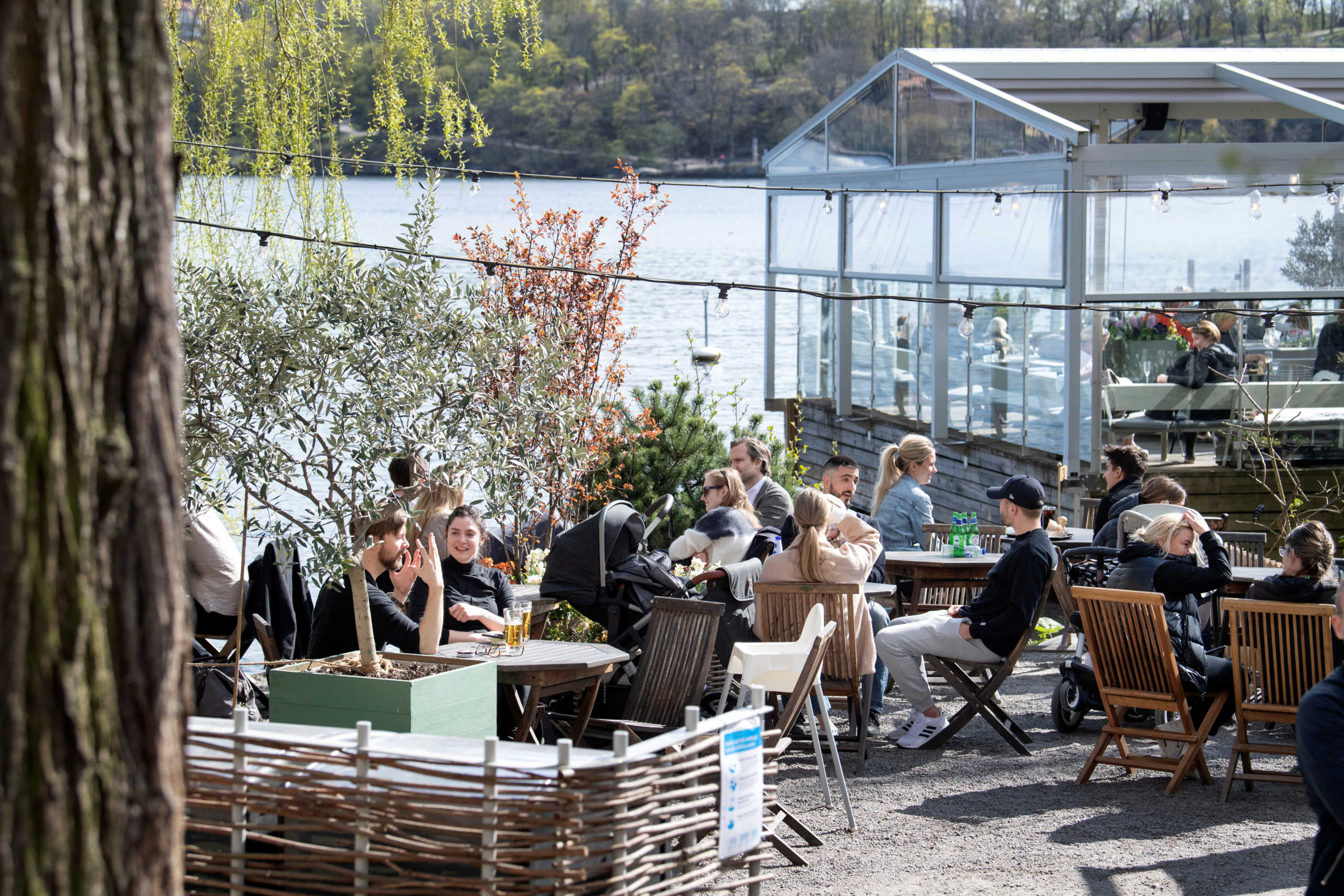 People enjoy the spring weather at an outdoor restaurant amid the outbreak of the coronavirus disease (COVID-19), in Stockholm, Sweden April 26, 2020. Jessica Gow