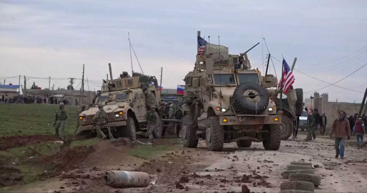 Αμερικανικά “καψόνια” σε ρωσικό περίπολο στη Συρία: Τους “κόλλησαν” στη λάσπη (βίντεο)