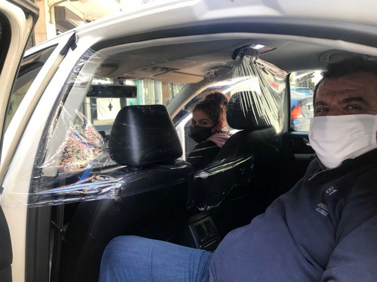 Διαχωριστικά τζάμια και σελοφάν στα ταξί για προστασία από τον κορονοϊό