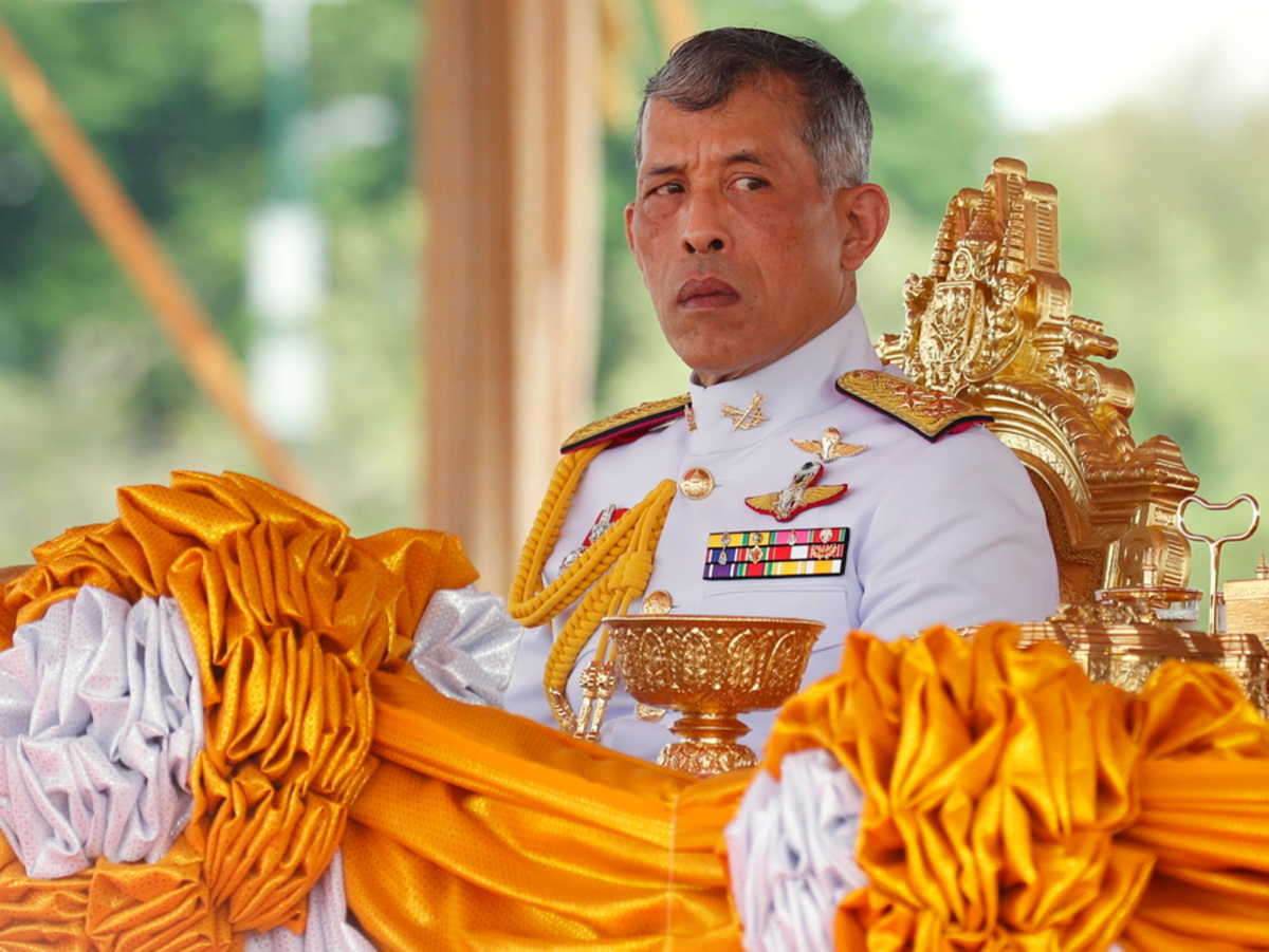 Με χαρέμι και πτήσεις με πολυτελές τζετ η καραντίνα του βασιλιά της Ταϊλάνδης