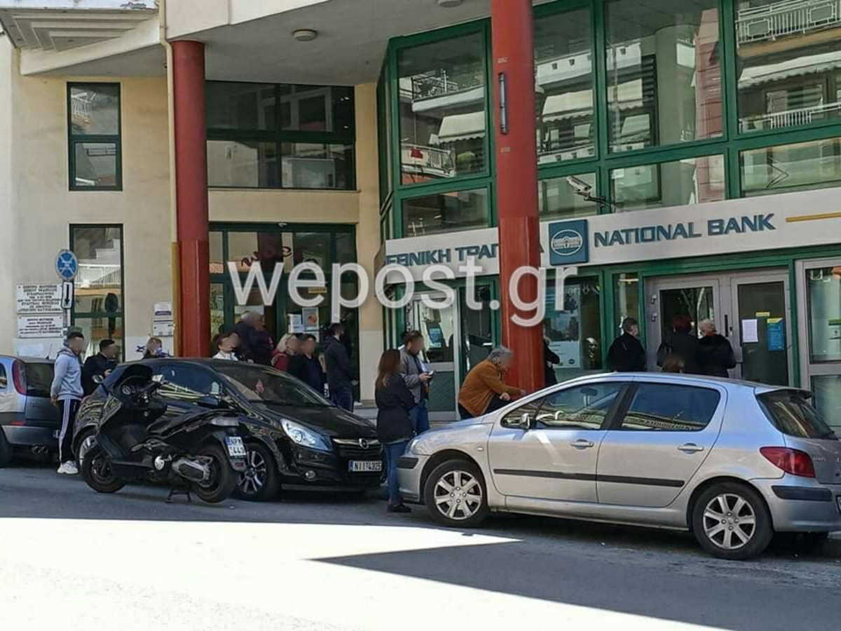 “Πατείς με πατώ σε” έξω από τράπεζα στην Νεάπολη Θεσσαλονίκης (pics)