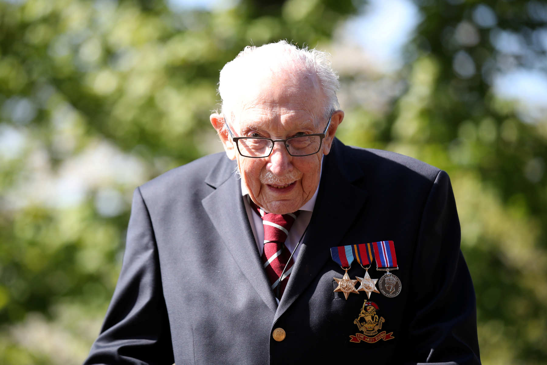 Βρετανία: Θα τιμηθεί ο 99χρονος ‘’λοχαγός Τομ’’ που συγκέντρωσε 23 εκατ. λίρες